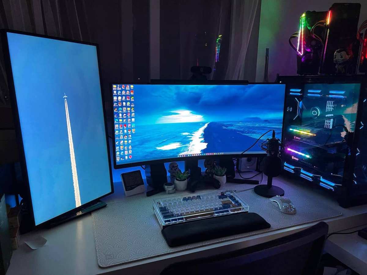 144Hz gaming monitor desk setup