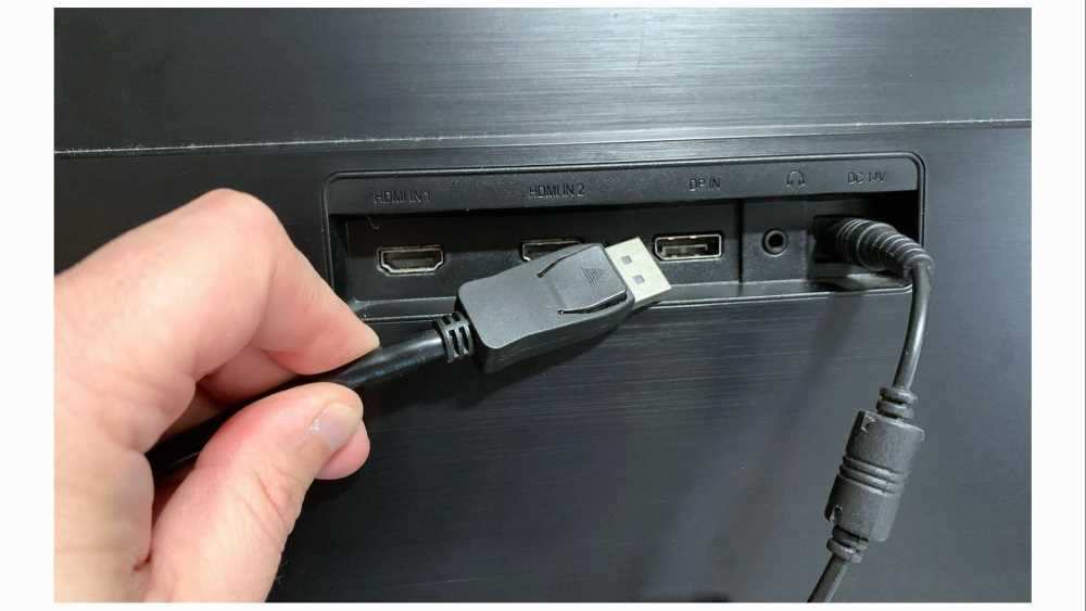 DisplayPort cable connection