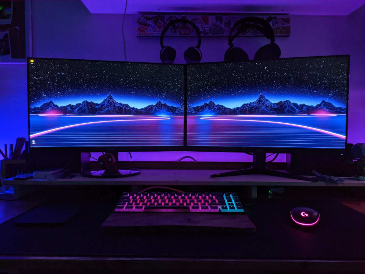 dual monitor gaming setup