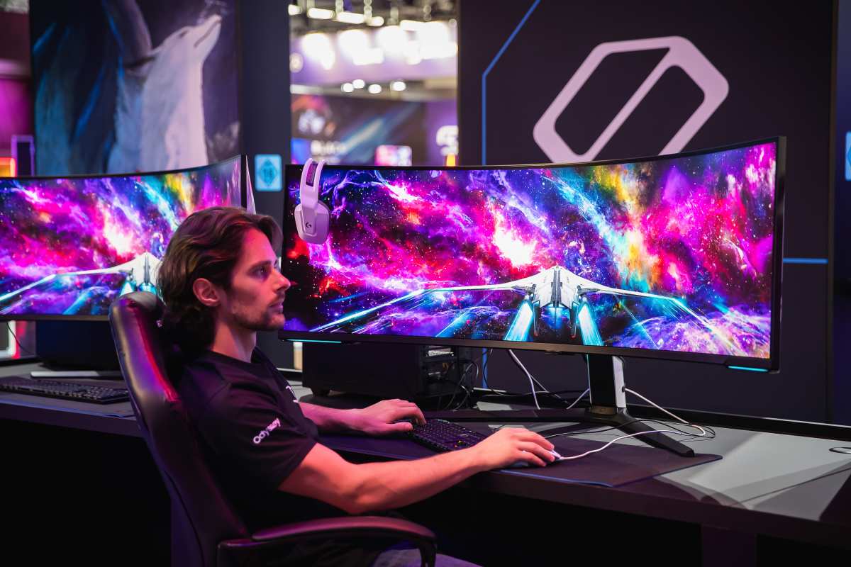gaming on curved ultrawide monitor