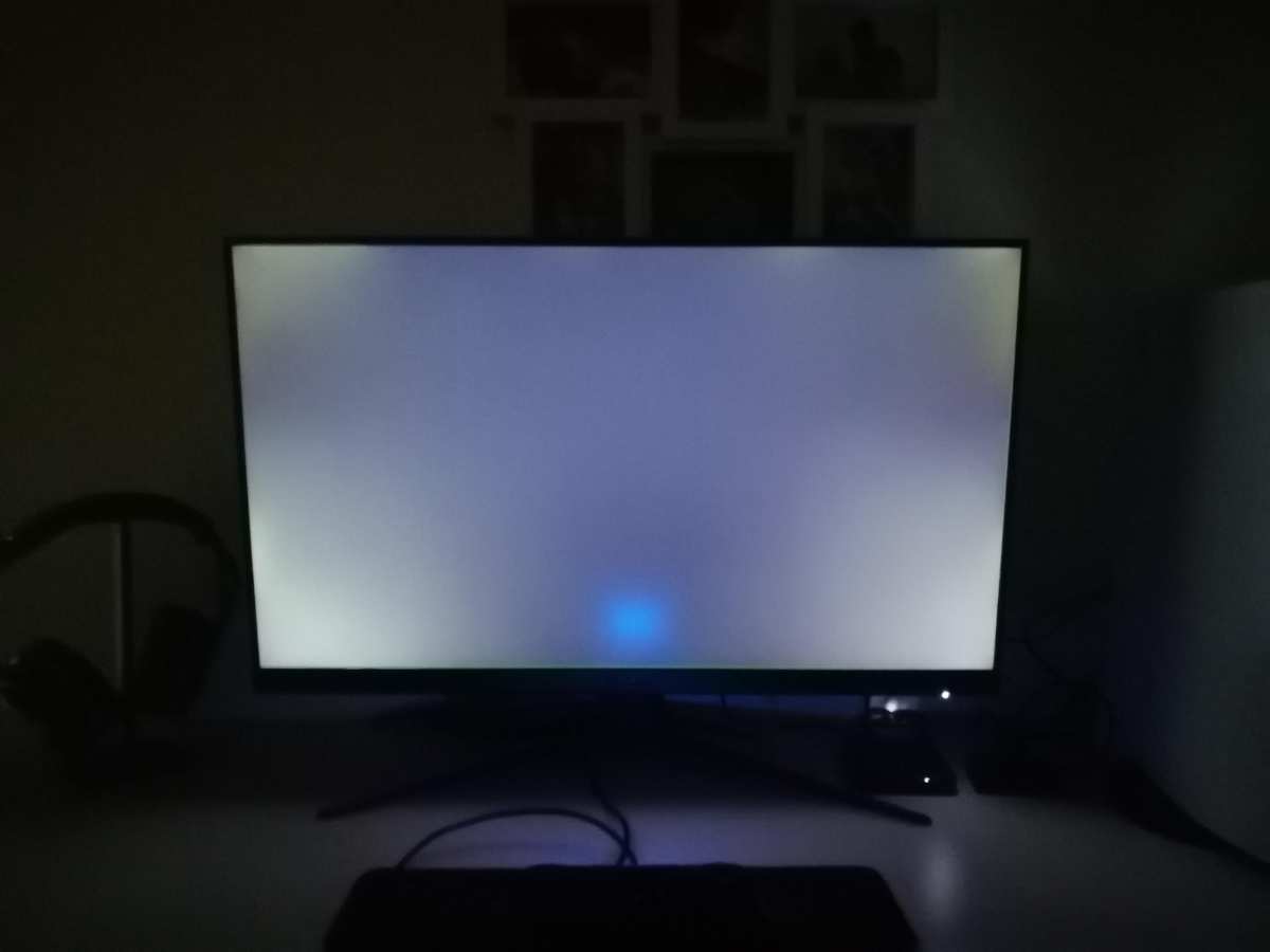 IPS glow on dark screen