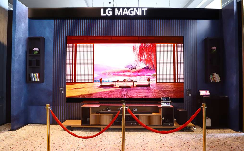LG MAGNIT microLED monitor