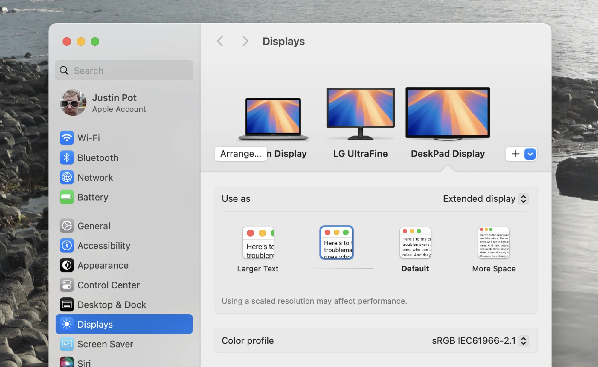macOS Displays preference panel showing arrangement