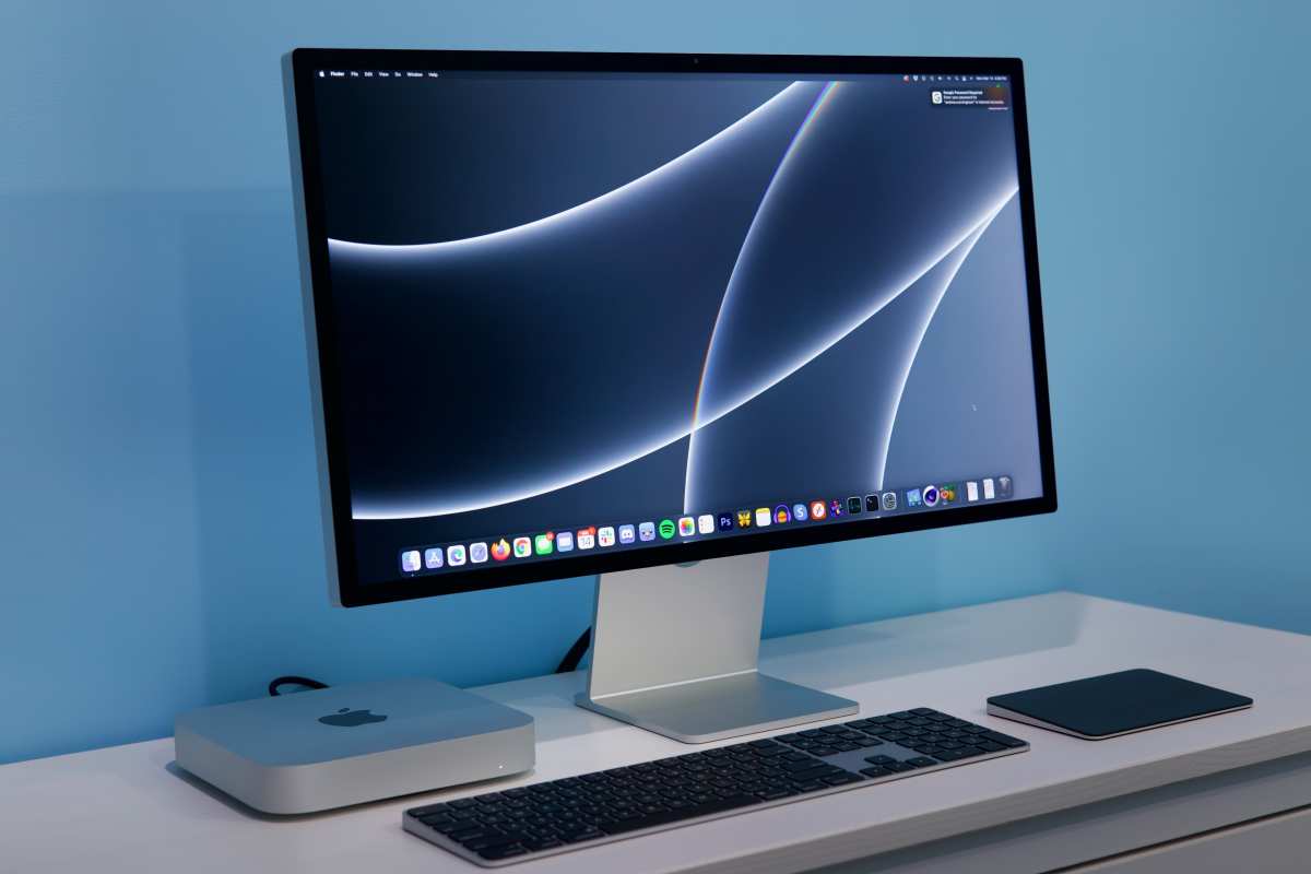 OLED monitor 5K resolution