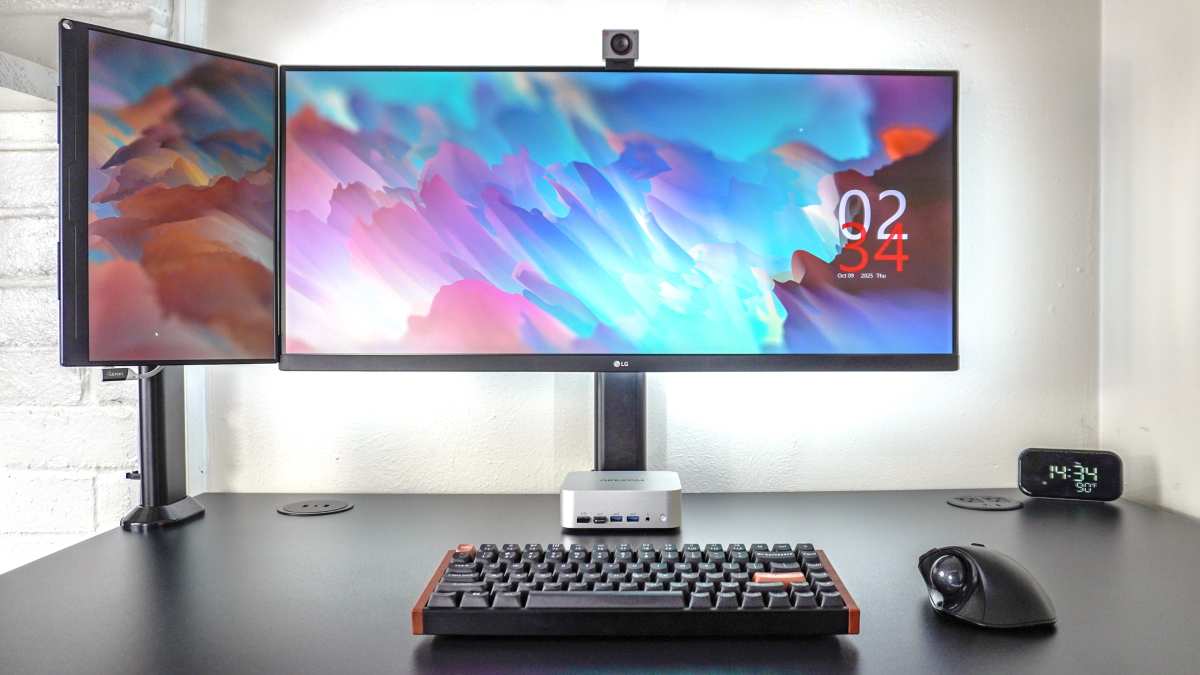 touchscreen monitor vs traditional monitor comparison