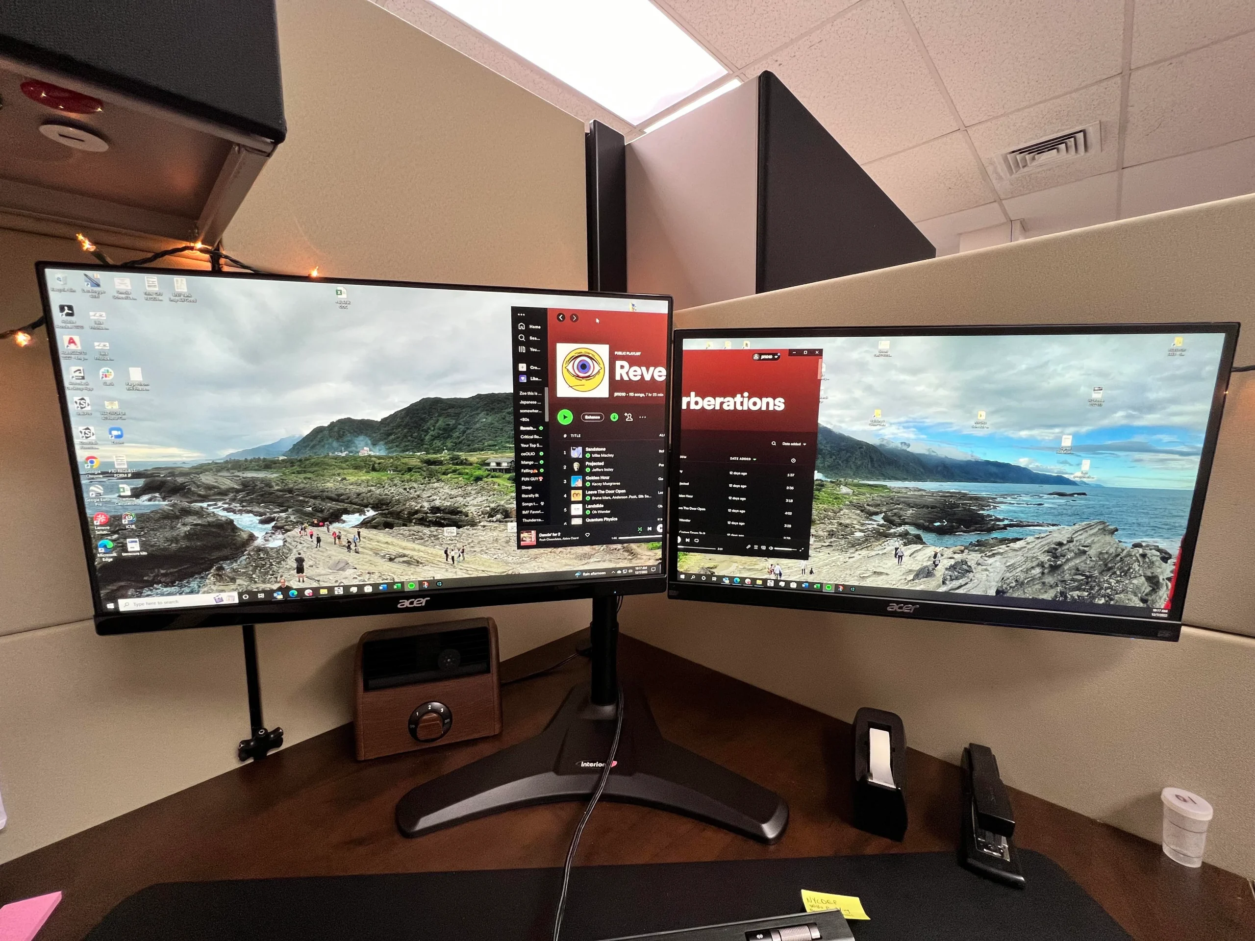 two monitors different bezel sizes desk
