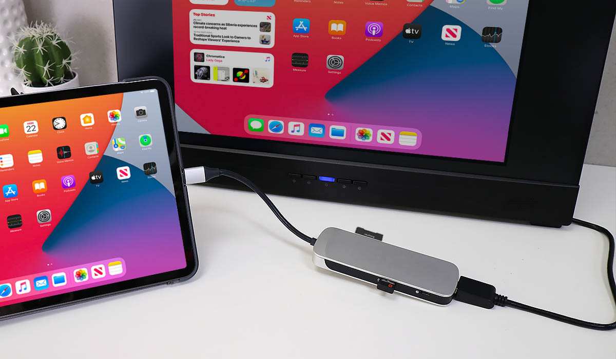 USB-C cable connection iPad to monitor