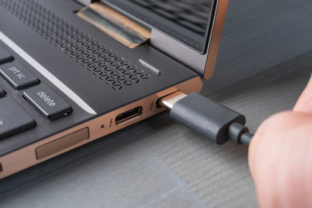 USB-C monitor not charging laptop troubleshooting